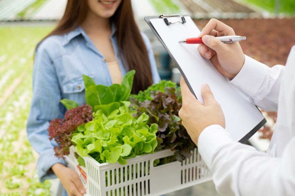 Strict inspection of organic vegetables after harvest.